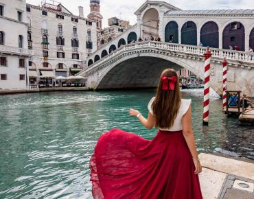 Rialto-Bridge-in-Venice-Italy